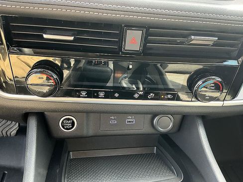 Certified 2021 Nissan Rogue SV FWD image 18