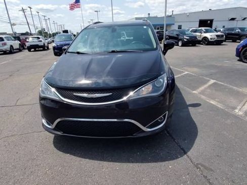 Used 2018 Chrysler Pacifica Touring-L Plus FWD image 3