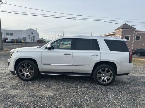 Used 2017 Cadillac Escalade Luxury image 2