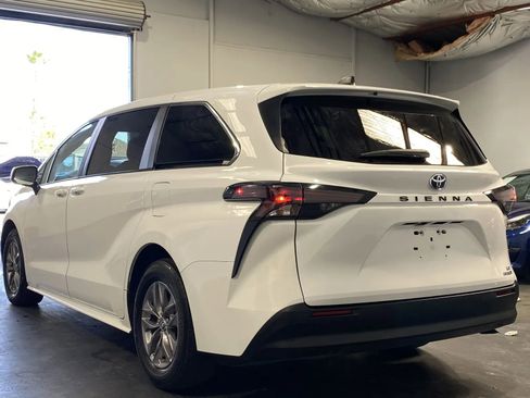 Used 2023 Toyota Sienna LE FWD image 2