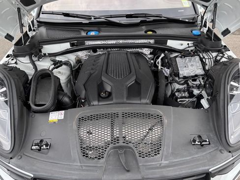 Certified 2023 Porsche Macan AWD/4WD image 24