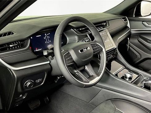 New 2025 Jeep Grand Cherokee L Altitude image 8