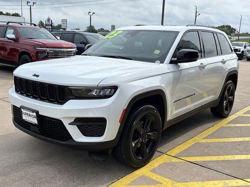 Used 2023 Jeep Grand Cherokee Altitude AWD/4WD image 9