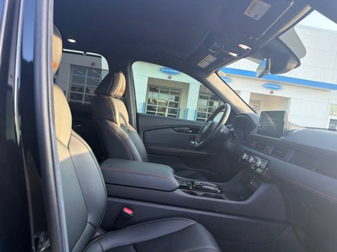 Used 2025 Honda Pilot TrailSport image 39
