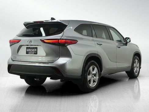 Used 2023 Toyota Highlander LE image 5