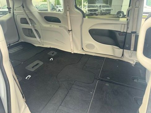 Used 2023 Chrysler Pacifica Touring-L FWD image 34