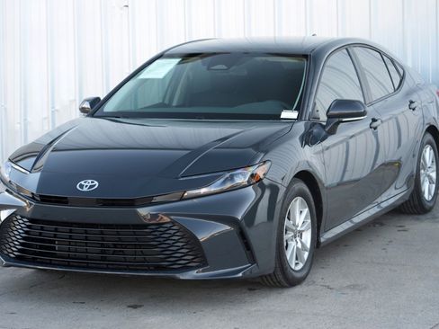 Used 2025 Toyota Camry LE image 44