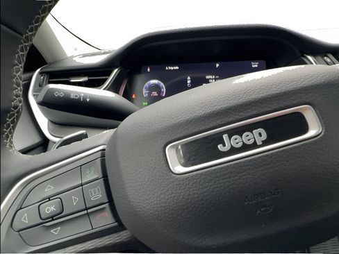 Used 2024 Jeep Grand Cherokee Laredo AWD/4WD image 40