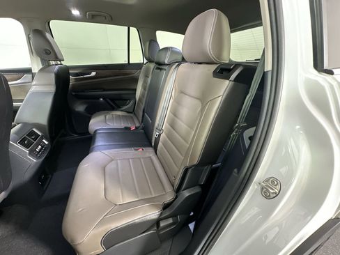 Used 2025 Volkswagen Atlas SEL AWD/4WD image 23