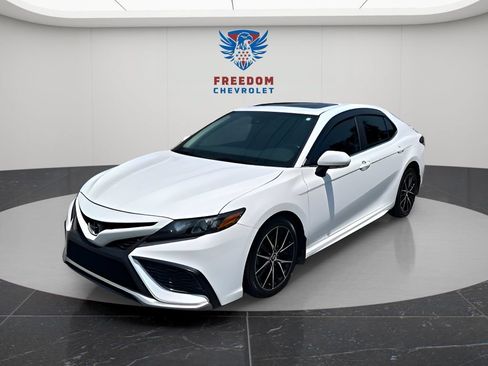 Used 2023 Toyota Camry SE w/ Cold Weather Package AWD/4WD image 1