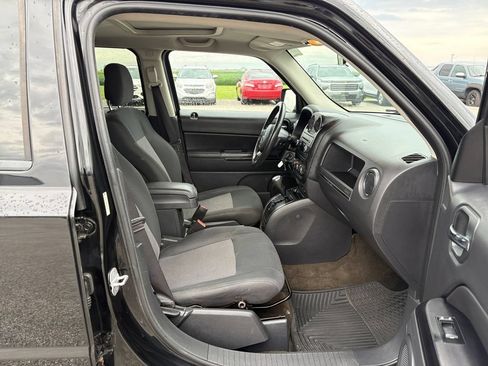 Used 2013 Jeep Patriot Latitude w/ Sun/Sound Group FWD image 38
