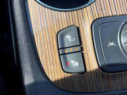 Used 2023 GMC Acadia SLE w/ Driver Convenience Package image 17