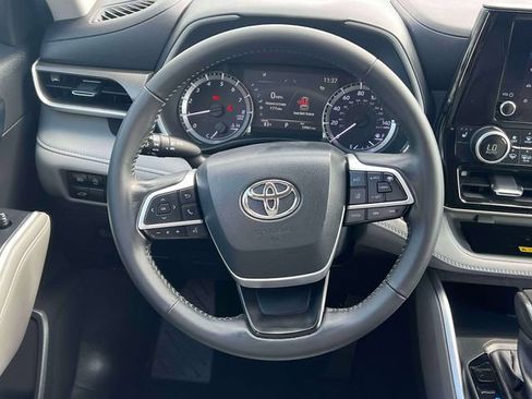 Used 2023 Toyota Highlander XLE AWD/4WD image 17