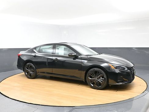 Used 2023 Nissan Altima 2.5 SR AWD/4WD image 5