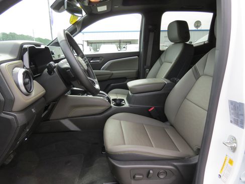 Used 2025 Chevrolet Colorado ZR2 w/ Off-Road Front Bumper Package image 28