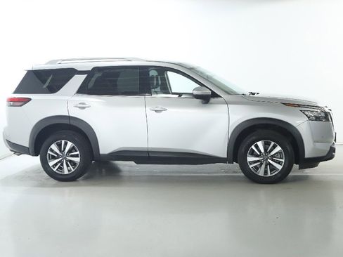 Certified 2025 Nissan Pathfinder SL image 11