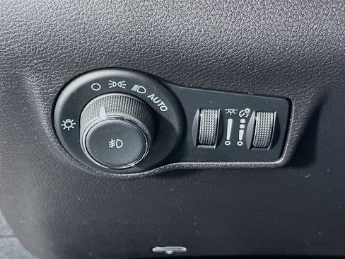 Used 2025 Jeep Compass Limited image 17