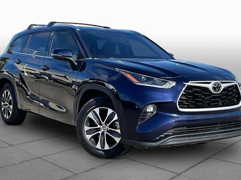 Used 2021 Toyota Highlander XLE FWD image 3