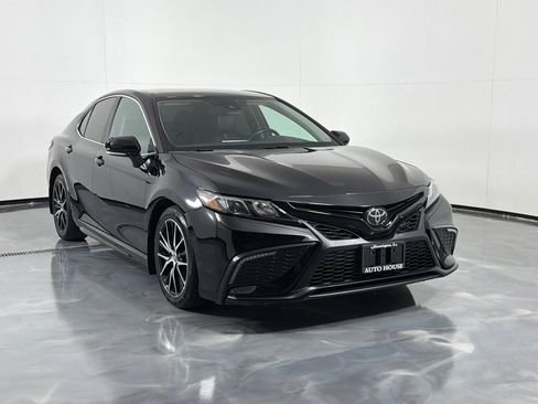 Used 2022 Toyota Camry SE FWD image 3