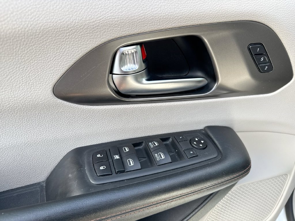 Used 2020 Chrysler Pacifica Touring-L FWD image 20