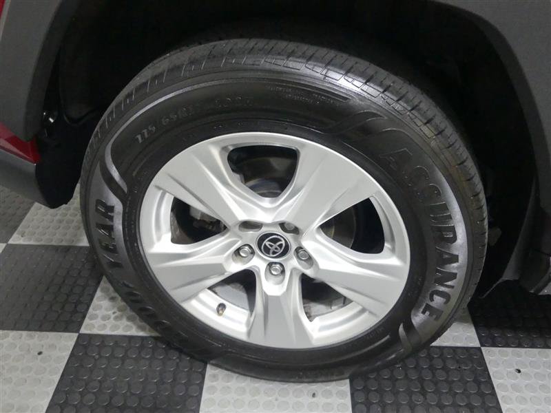 Used 2021 Toyota RAV4 XLE AWD/4WD image 17