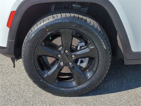 Used 2022 Jeep Grand Cherokee L Laredo image 11