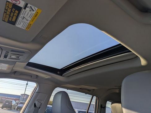 Used 2020 Toyota Highlander XLE image 23