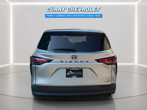 Used 2021 Toyota Sienna LE AWD/4WD image 11