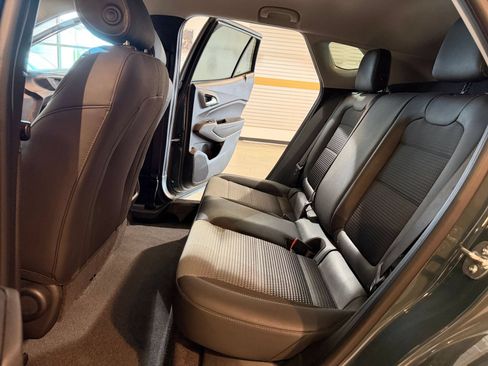 Used 2025 Chevrolet Trax LT FWD image 24