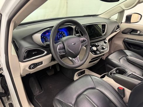 Used 2023 Chrysler Pacifica Touring-L FWD image 21