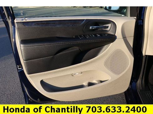 Used 2013 Chrysler Town & Country Touring-L image 21