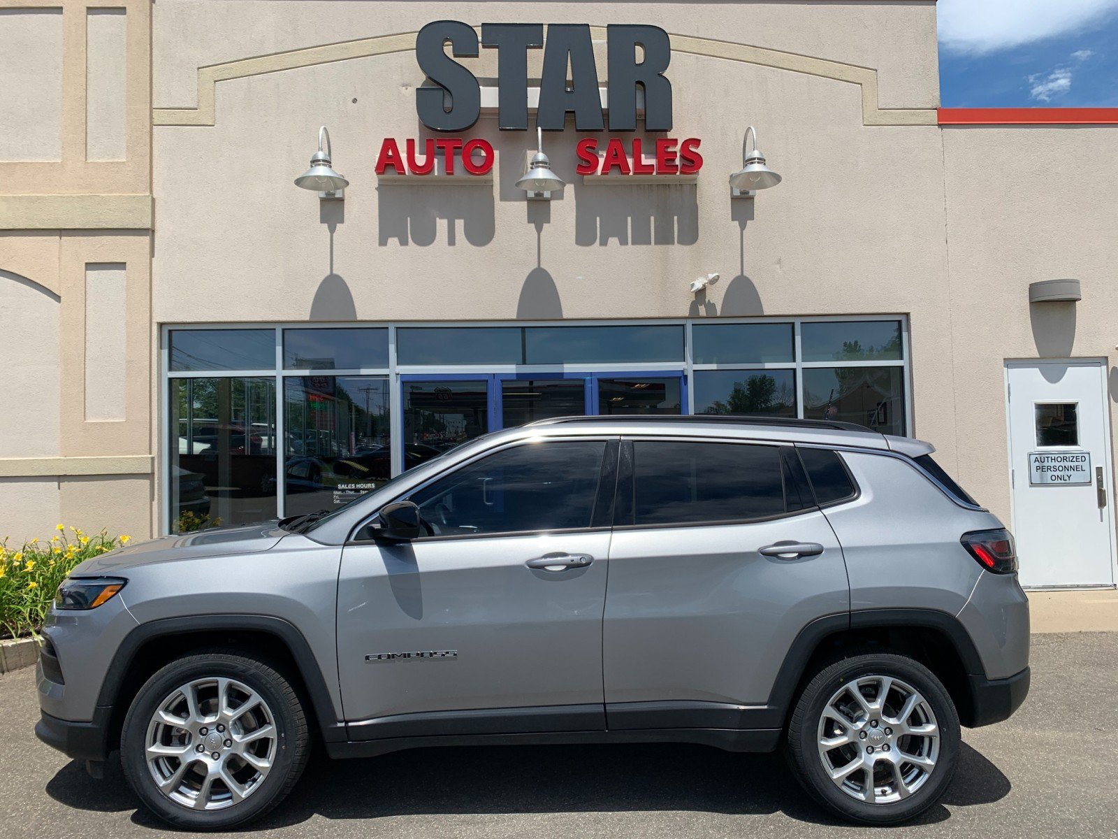 Used 2022 Jeep Compass Latitude w/ Sun and Sound Group AWD/4WD image 4