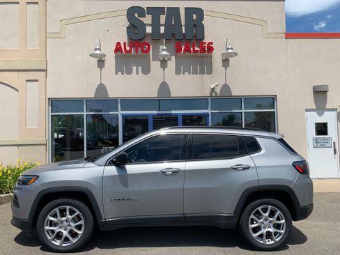 Used 2022 Jeep Compass Latitude w/ Sun and Sound Group AWD/4WD image 4