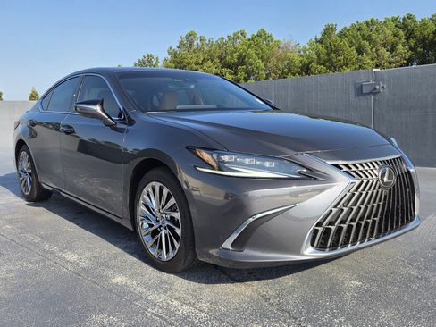Used 2025 Lexus ES 300h Ultra Luxury w/ Accessory Package (Z2) FWD image 7