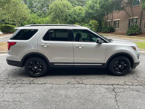 Used 2019 Ford Explorer XLT FWD image 4
