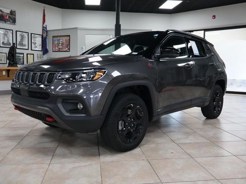 Used 2024 Jeep Compass Trailhawk AWD/4WD image 2