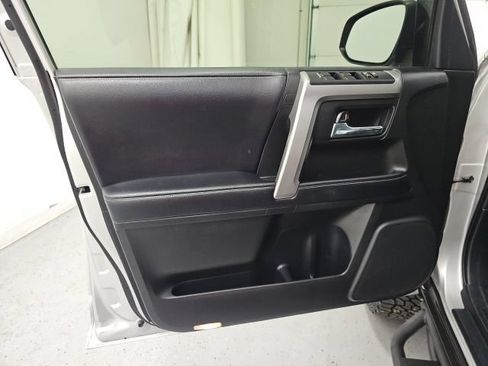 Used 2018 Toyota 4Runner SR5 AWD/4WD image 12