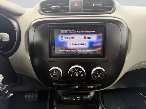 Used 2016 Kia Soul FWD image 19