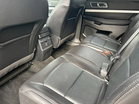 Used 2017 Ford Explorer XLT w/ Equipment Group 202A AWD/4WD image 17