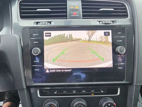 Used 2018 Volkswagen Golf SE image 18