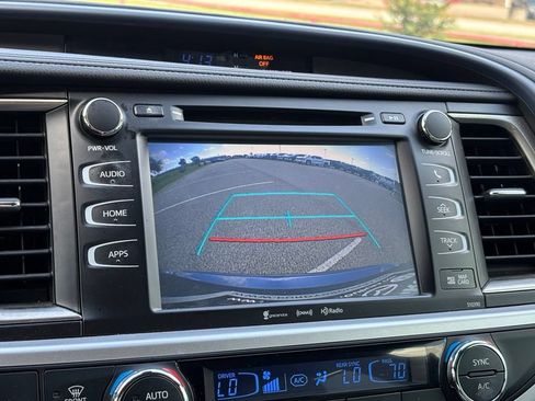 Used 2019 Toyota Highlander XLE FWD image 22