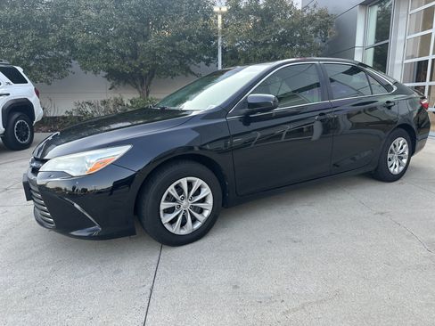 Used 2017 Toyota Camry LE FWD image 3