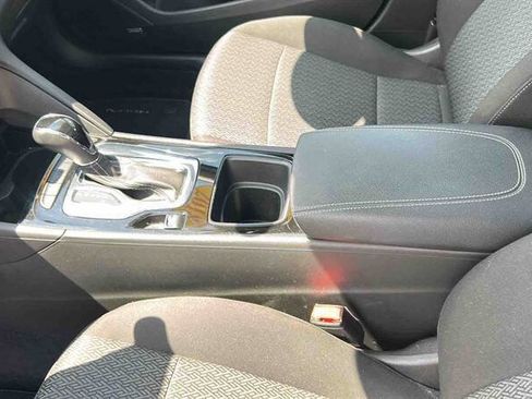 Used 2018 Buick Regal Preferred w/ Sights and Sounds Package AWD/4WD image 29