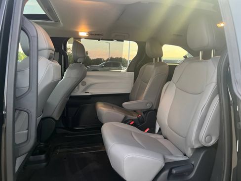 Used 2025 Toyota Sienna XLE FWD image 12