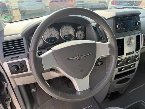 Used 2010 Chrysler Town & Country Touring image 14