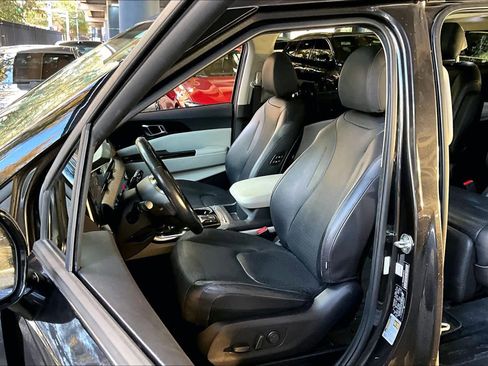 Used 2022 Kia Carnival SX Prestige image 7