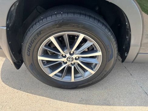 Used 2019 Toyota Highlander XLE AWD/4WD image 15