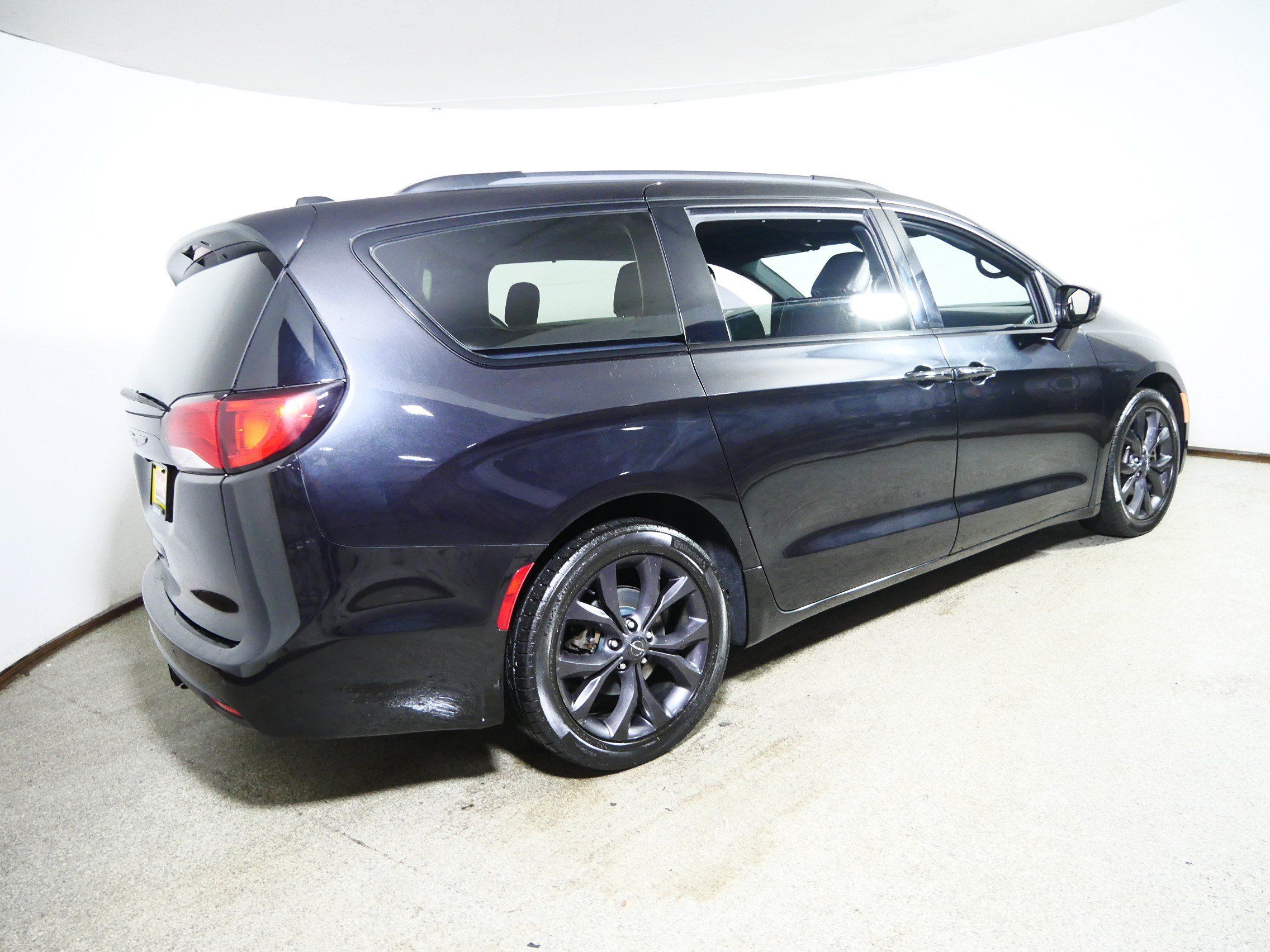 Used 2020 Chrysler Pacifica Touring-L FWD image 7