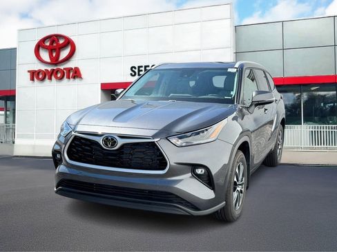 Used 2025 Toyota Highlander AWD image 6