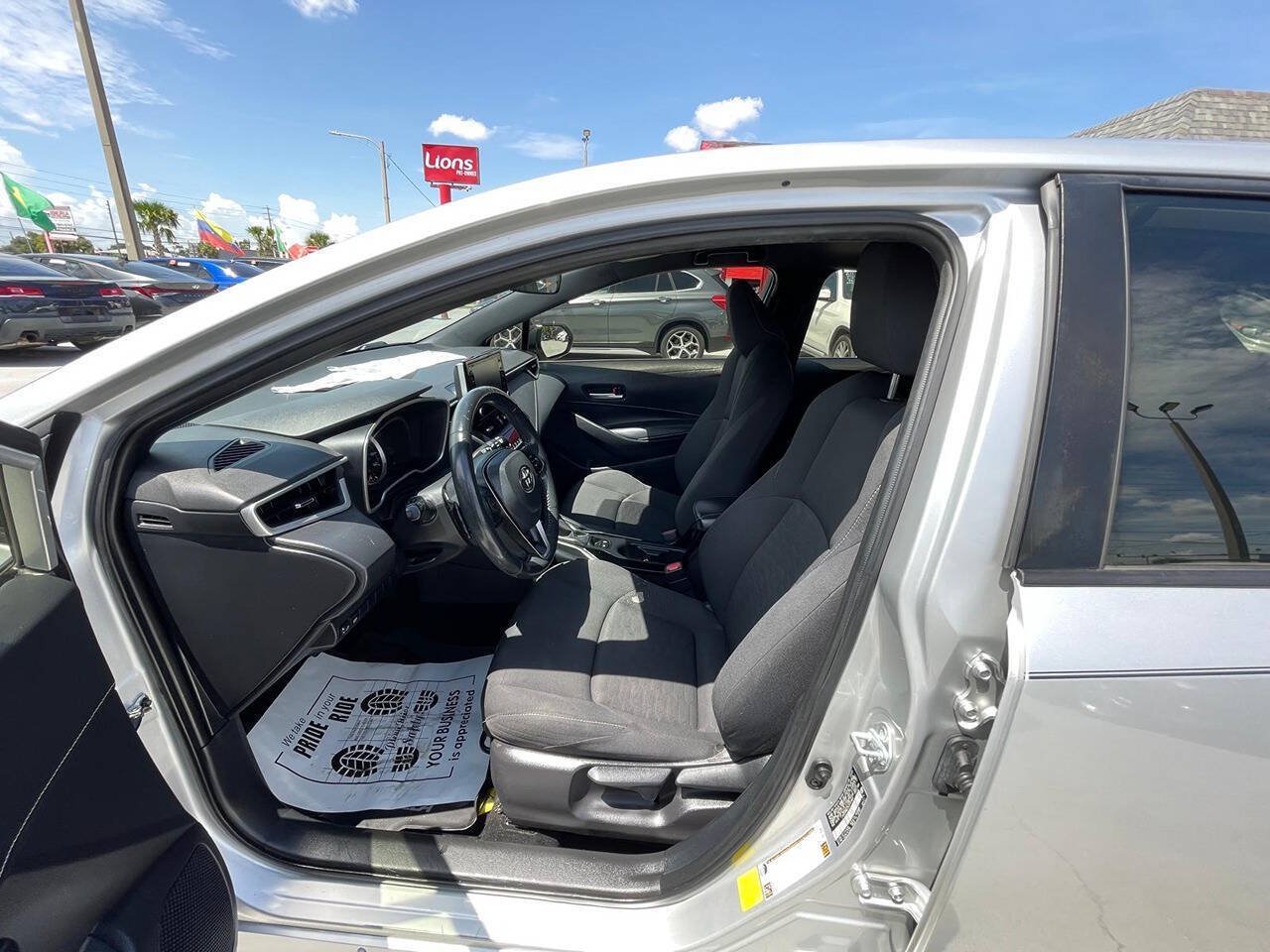 Used 2022 Toyota Corolla SE FWD image 6